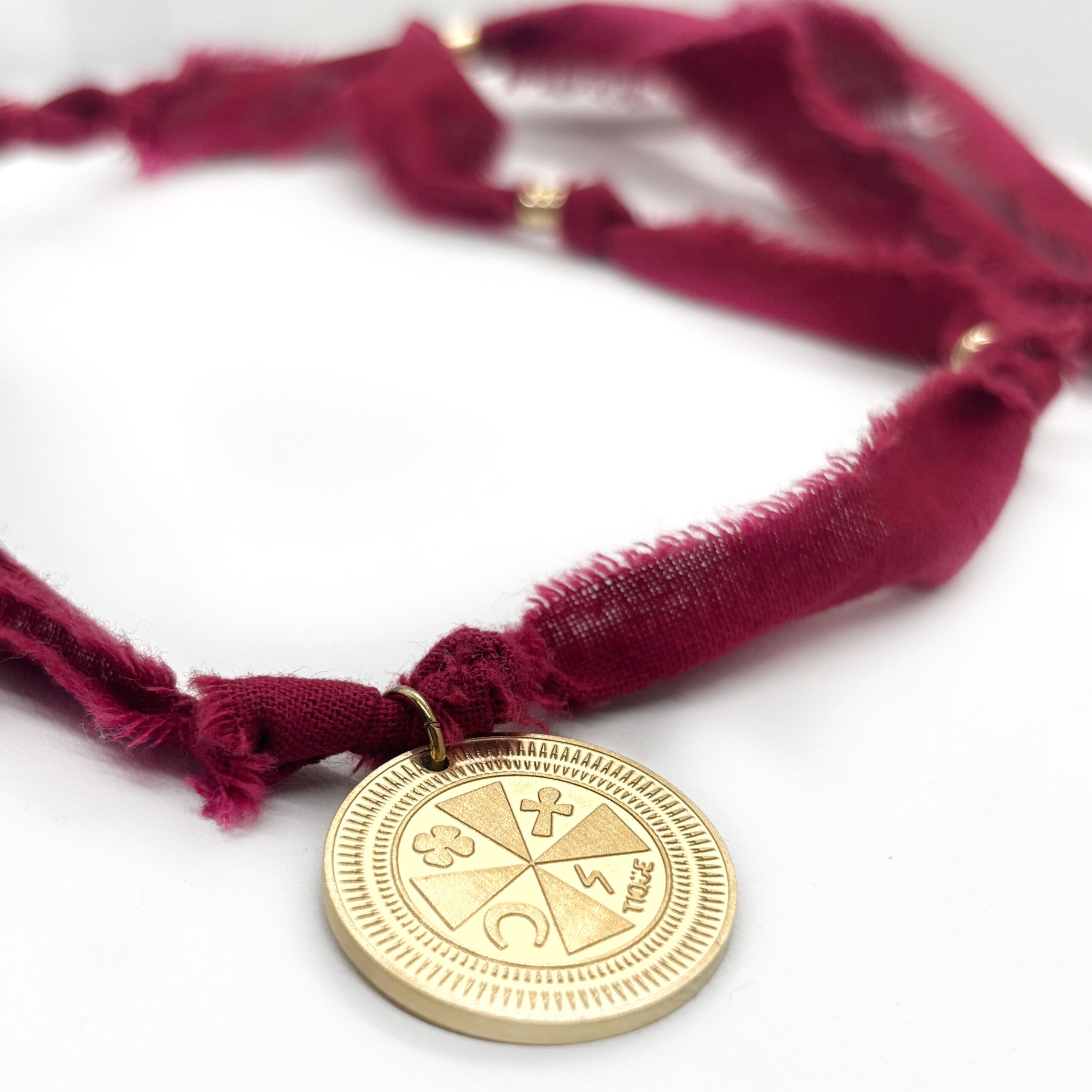 Medallón talismán tela rojo MEDALLION Talismán Tela rojo - Imagen 1